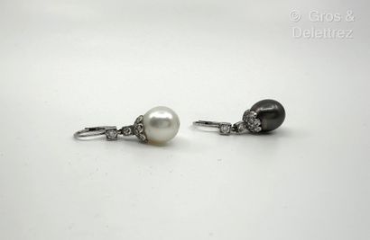 Paire de pendants d’oreilles en or gris 750...
