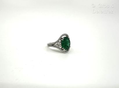 Travail français
Bague bandeau en or gris...