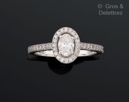 Travail français
Bague solitaire en or gris...