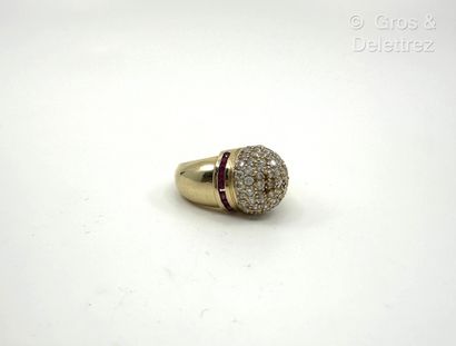 Bague dôme en or jaune 585 millièmes et pierres...
