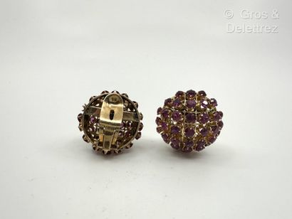 Paire de boutons d’oreilles circulaires ajourés...
