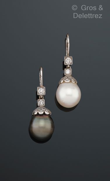 Paire de pendants d’oreilles en or gris 750...
