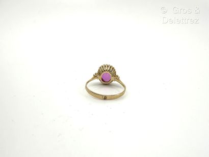Fine bague en or jaune 750 millièmes et pierre...