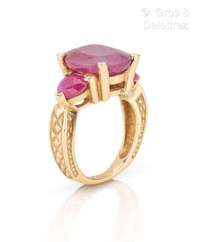 Bague en or jaune 585 millièmes et rubis...