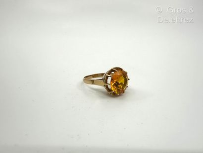 Bague en or jaune 750 millièmes et pierre...