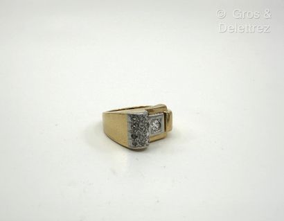 Travail des années 1940
Bague « Tank » asymétrique...