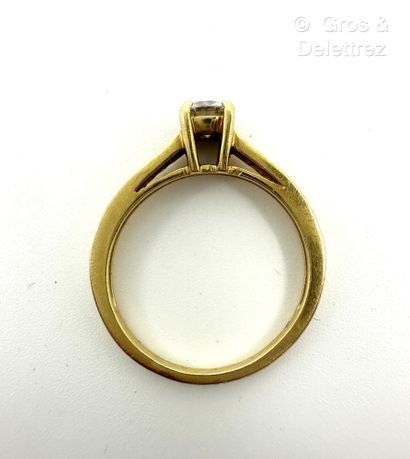Bague solitaire en or jaune 750 millièmes...