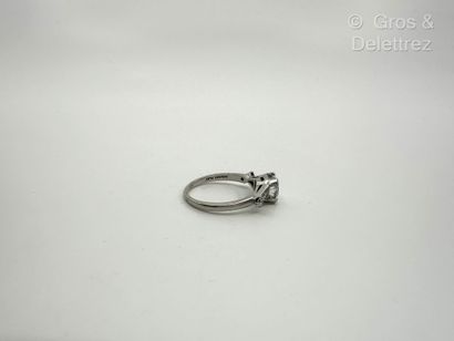 Bague solitaire en or gris 750 millièmes...