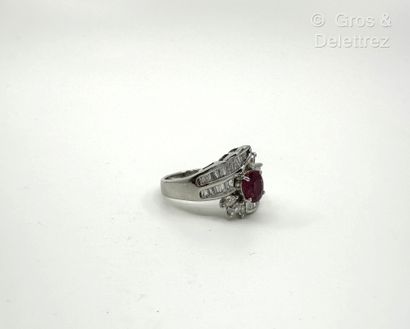 Bague bandeau croisée feuillagée en platine...