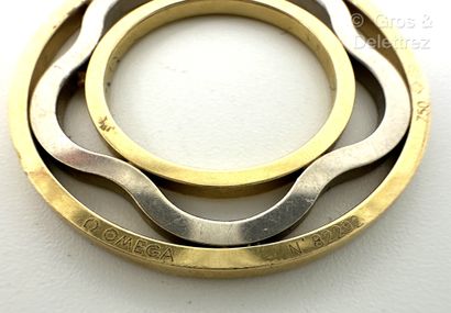 OMEGA
Pendentif circulaire ajouré en or jaune...