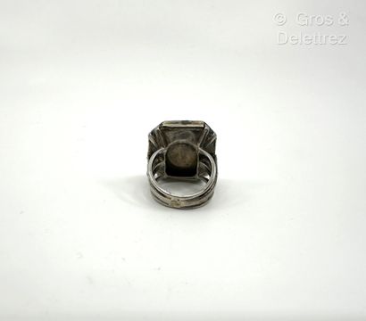 Élément octogonal monté en bague en or gris...