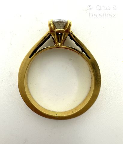 Travail français
Bague solitaire en or jaune...