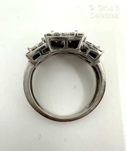 Bague bandeau en or gris 750 millièmes et...