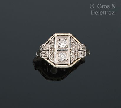 Travail d’époque Art Déco
Bague en or gris...