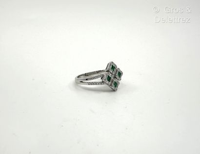 LIGNE VENDÔME
Bague à chaton géométrique...