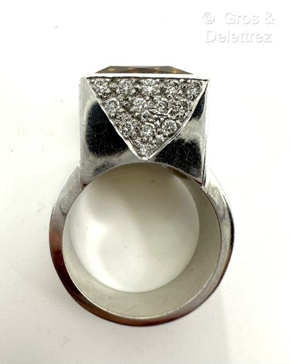 Travail français contemporain
Bague en or...