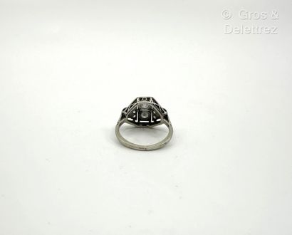 Travail d’époque Art Déco
Bague en or gris...
