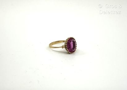 Fine bague en or jaune 750 millièmes et pierre...