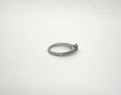 Travail français
Bague solitaire en or gris...