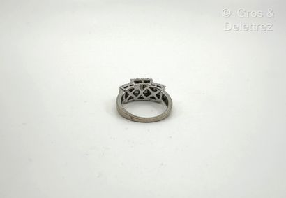 Bague bandeau en or gris 750 millièmes et...