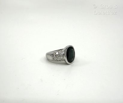 Travail français
Bague bandeau en or gris...
