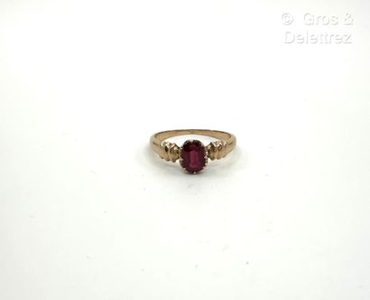 Fine bague en or rose 750 millièmes centrée...