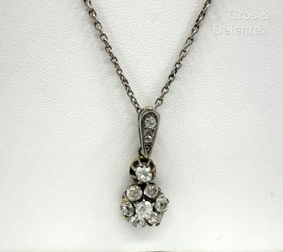 Pendentif « Fleur » en or gris 585 millièmes...