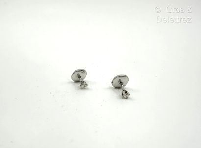 Paire de clous d’oreilles en or gris 750...