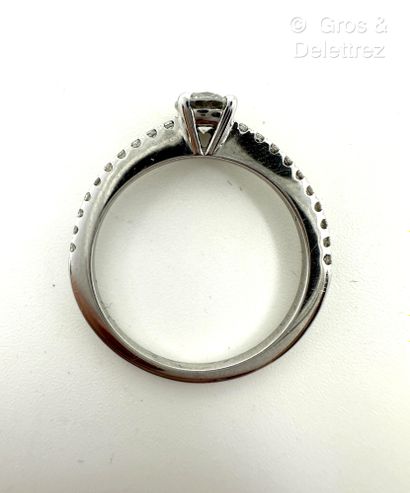 Travail français
Bague solitaire en or gris...