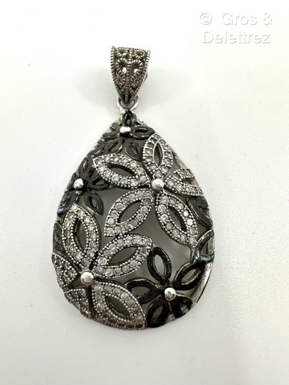 Pendentif piriforme « Feuillages » ajouré...