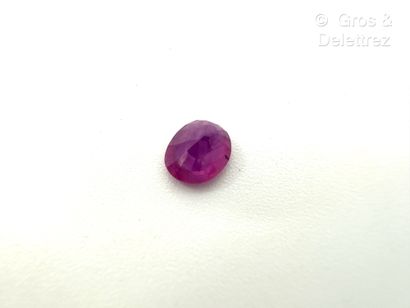 Rubis ovale facetté sur papier.
Poids : 0.47...