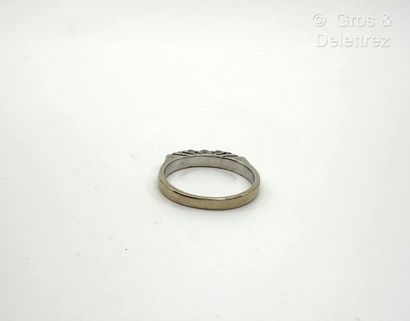 Bague jarretière en or gris 750 millièmes...