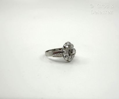 Travail français
Bague « Fleur » en or gris...