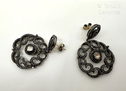 KIRAT YOUNG
Paire de pendants d’oreilles...
