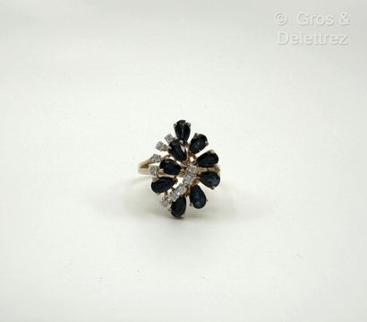 Bague en or jaune 585 millièmes à motif feuillagé...