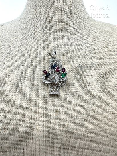 Travail italien
Pendentif « Panier fleuri...