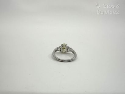 Travail français
Bague solitaire en or gris...