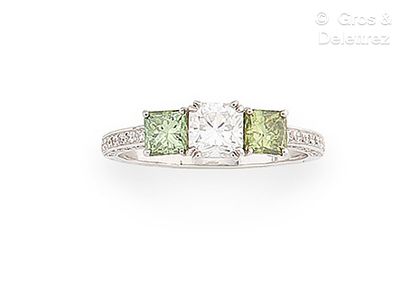 Travail français
Bague en or gris 750 millièmes...