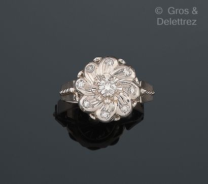 Travail français
Bague « Fleur » en or gris...