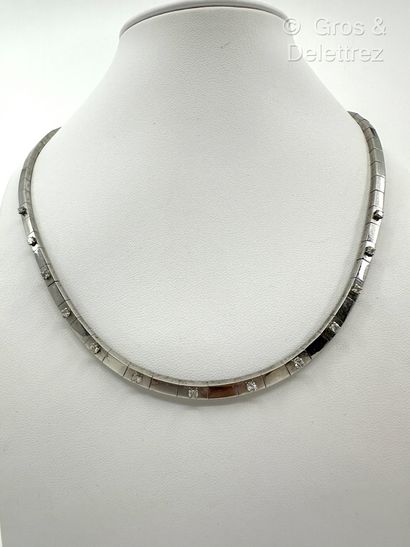 Collier semi-rigide en or gris 750 millièmes...