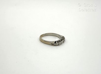 Bague jarretière en or gris 750 millièmes...