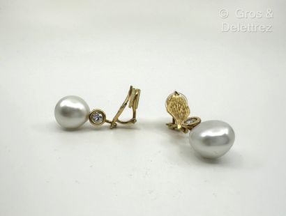 Paire de pendants d’oreilles « Feuilles »...