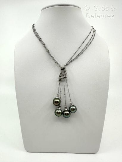 Collier « Pompon » en or gris 375 millièmes...