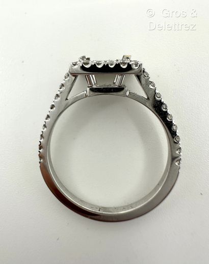 Travail français
Monture de bague en or gris...