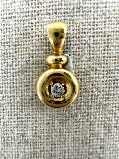 Pendentif en or jaune 750 millièmes et diamant...