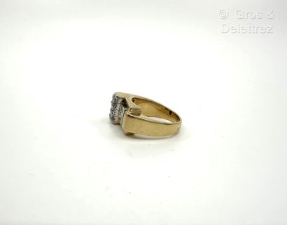 Travail des années 1940
Bague « Tank » asymétrique...