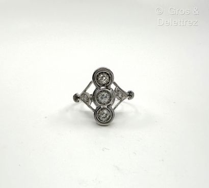 Bague marquise en or gris 585 millièmes sertie...