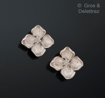 Paire de boucles d’oreilles « Fleurs d’hortensia...