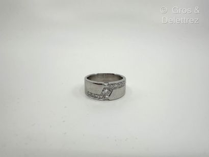 Travail français
Bague bandeau en or gris...