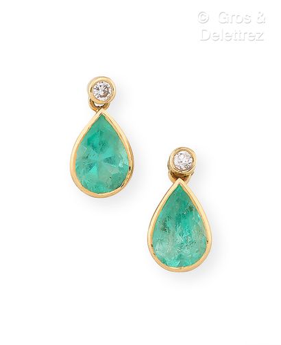 Paire de pendants d’oreilles en or jaune...